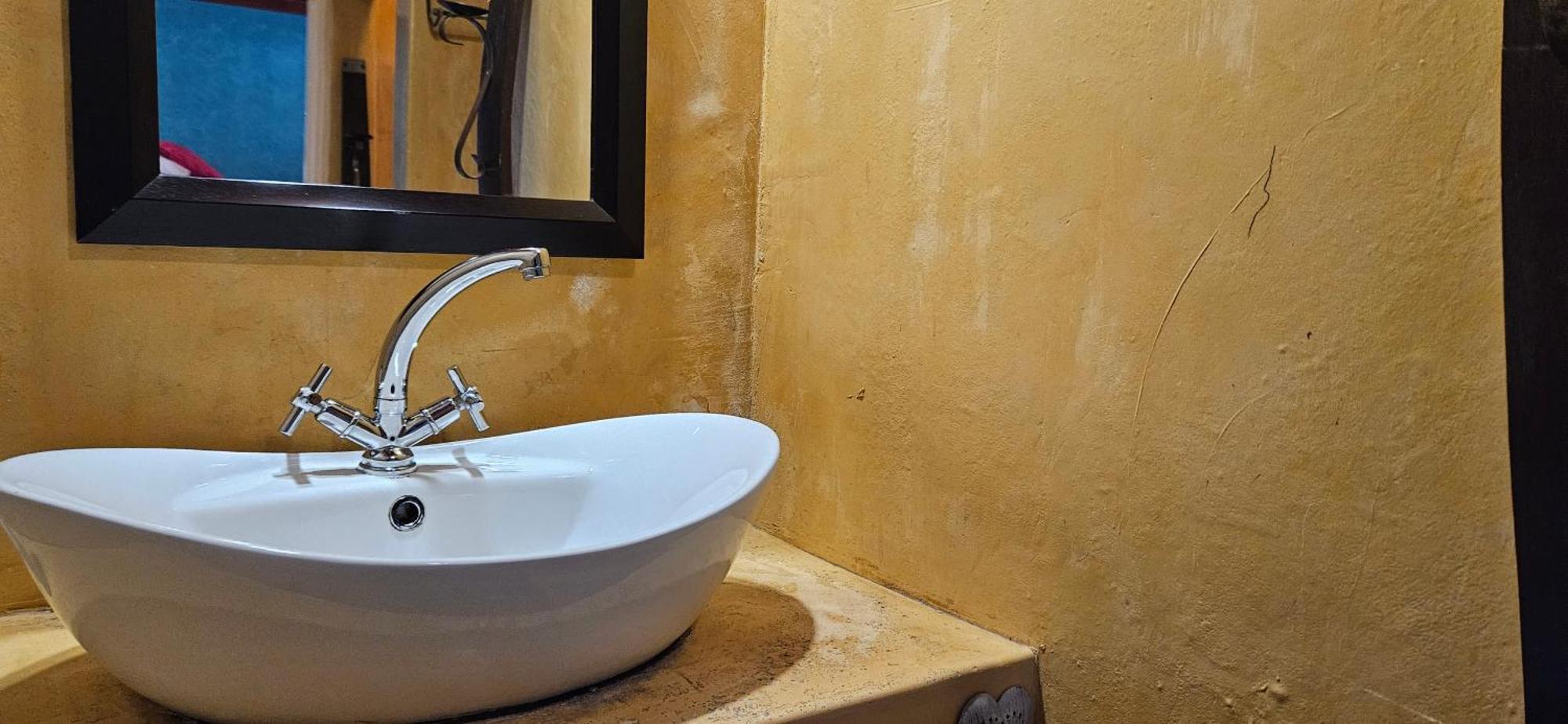 Old Vic Travellers Inn Nelspruit Mbombela Ngoại thất bức ảnh